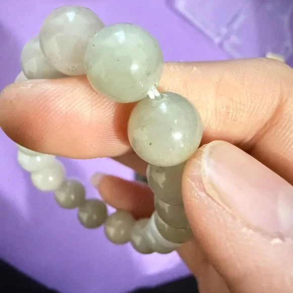 10mm Elegant Green Jade Beaded Bracelet - Picture 5 of 5